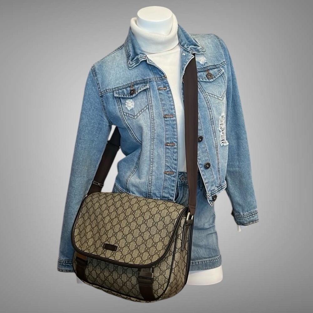 A183-  💯 % authentic Gucci messenger crossbody bag